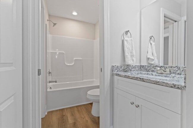 Building Photo - 1006 10th St NE