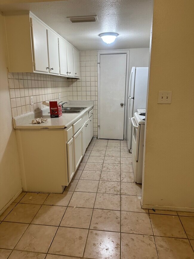 Building Photo - RENT TO OWN TOWN HOUSE 3 BEDROOMS 1 BATH $...