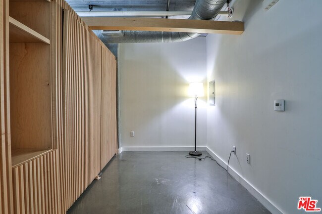 Building Photo - 645 W 9th St