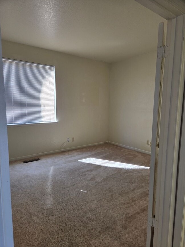 Building Photo - Spacious Laurel Creek Home