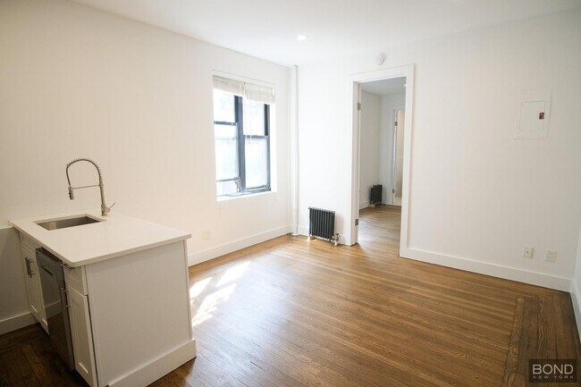Building Photo - 45 Tiemann Pl