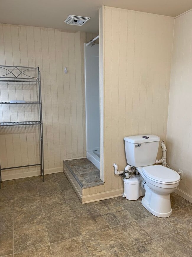 Building Photo - Charming single-family home just a short w...