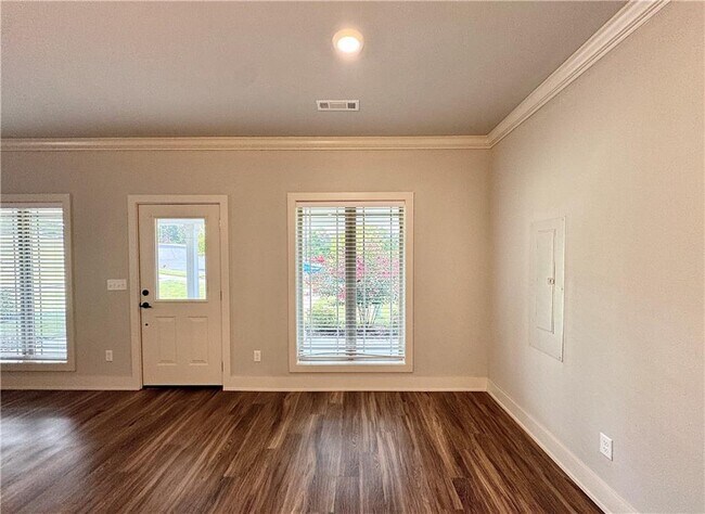 Building Photo - 1015 NE Hts Ln