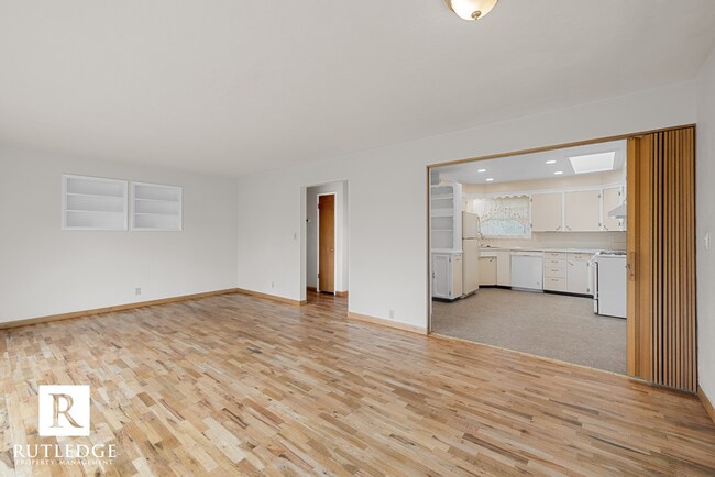 Building Photo - East Medford Charm