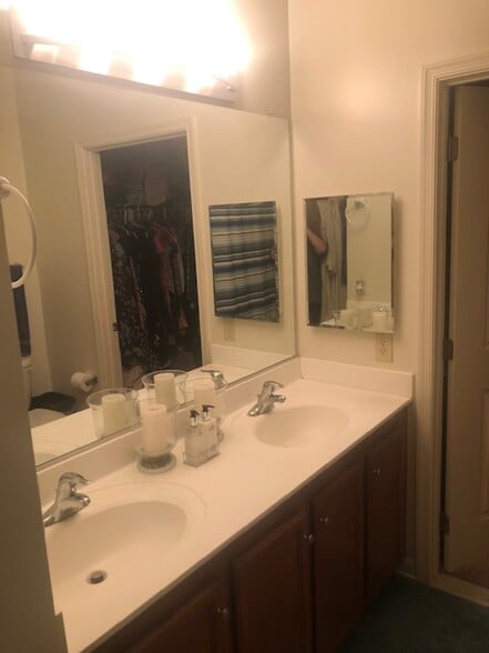 Master Bath w Walk In Closet - 2655 Prosperity Ave