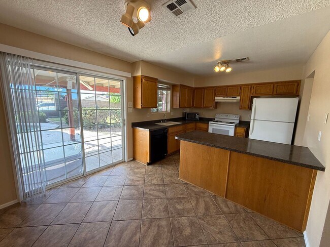 Building Photo - Pool Home in Ponderosa Valley!