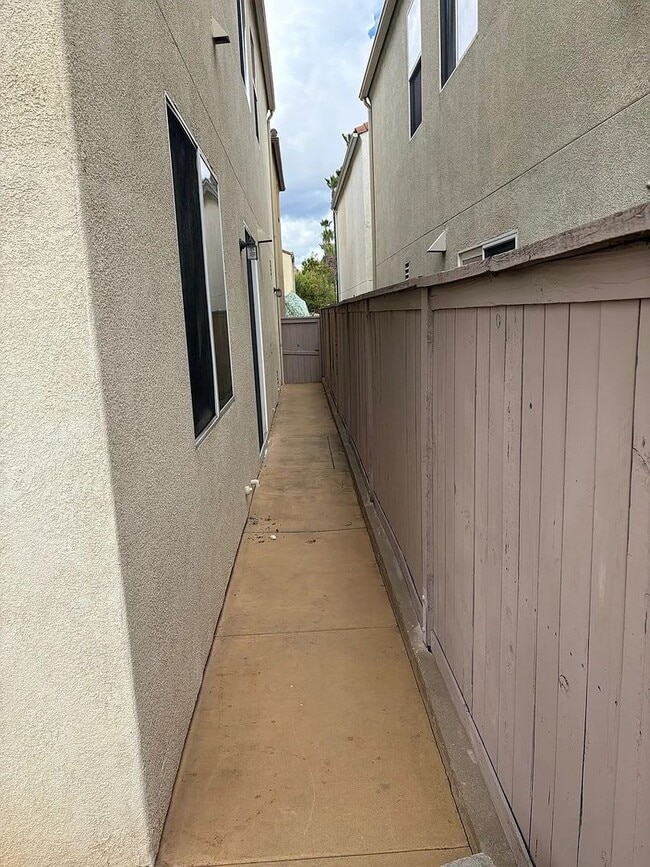 Building Photo - Newer 4bed 2.5 bath House