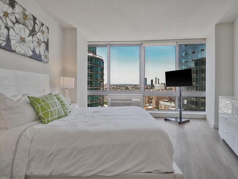 Building Photo - 33 Hudson St