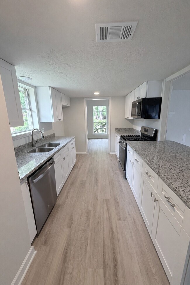 Building Photo - 2102 Lake Creek Dr