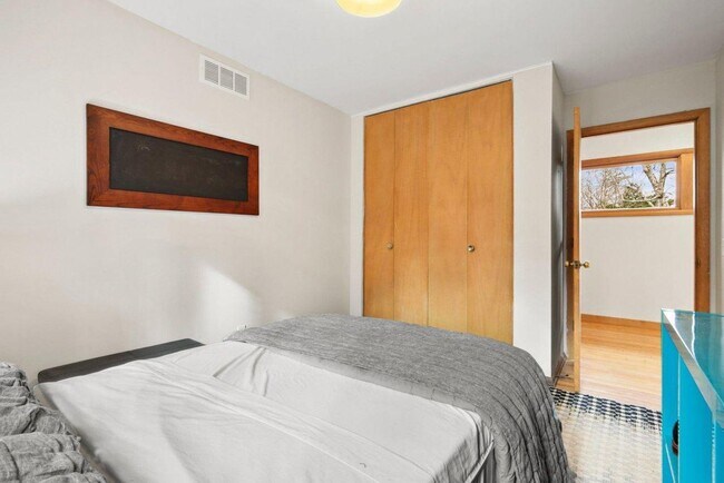 Building Photo - Mid-Century Home