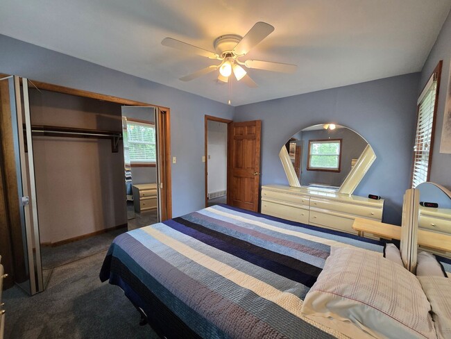 Building Photo - Beautiful Split Entry - 3 Bedroom 2 Bathro...
