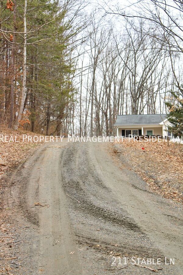 Building Photo - Country Cottage on 3 acres