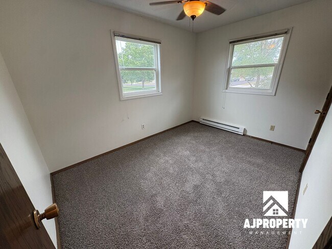 Building Photo - 600 E Aspen Blvd