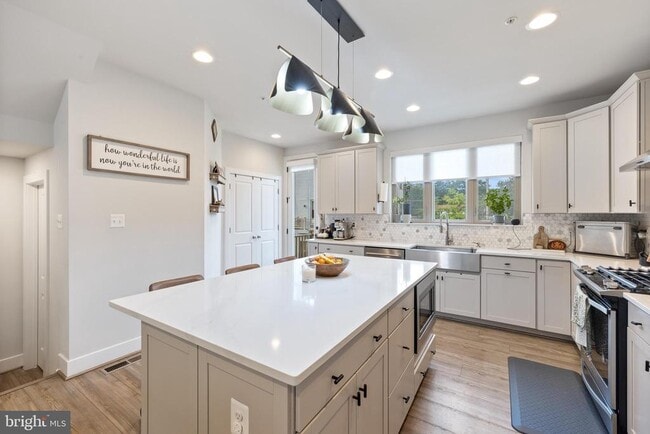 Building Photo - 5056 Oakmoore Dr