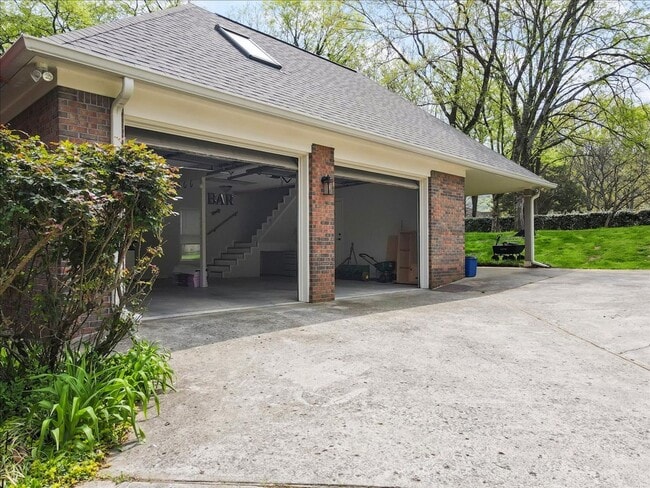 Building Photo - Stunning 3 bed 2.5 bath home in Cove Creek...
