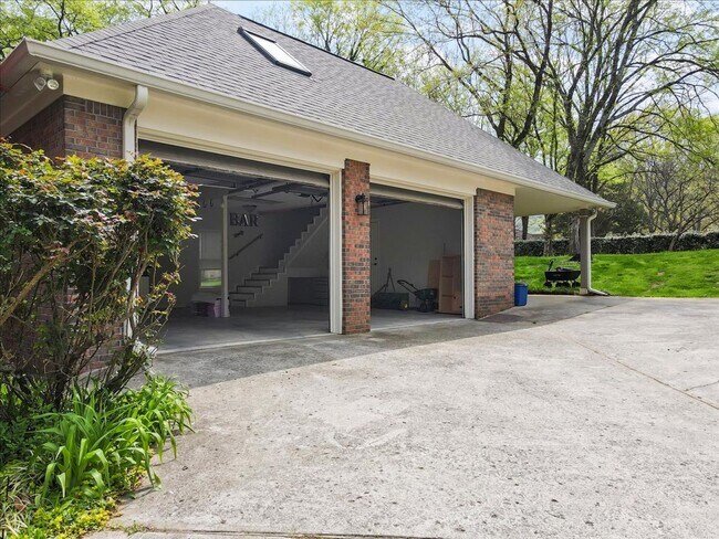 Building Photo - Stunning 3 bed 2.5 bath home in Cove Creek subdivision!