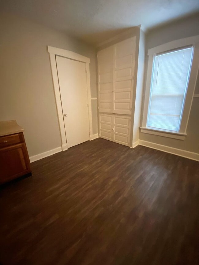 Building Photo - 2 Bedroom with basement, washer/dryer hook...