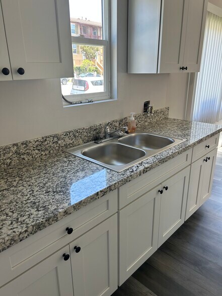 Primary Photo - 2715 Cabrillo Ave