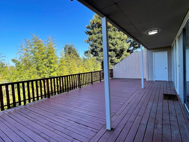 Building Photo - Beautiful 3 bedroom, 2 bathroom home in du...
