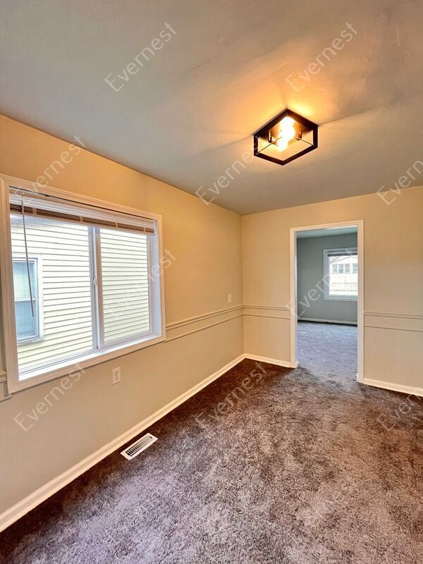 Building Photo - 11520 Maxwell Ave
