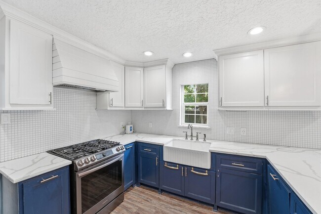 Building Photo - 2044 Des Jardines St
