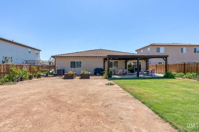 Building Photo - 4 Bed 2 Bath