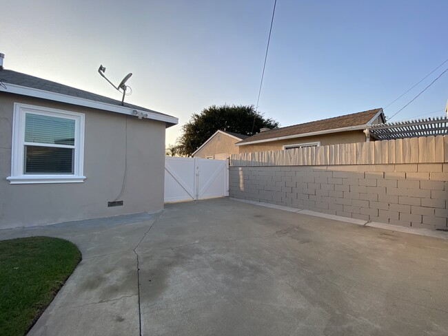Building Photo - 14716 Daphne Ave