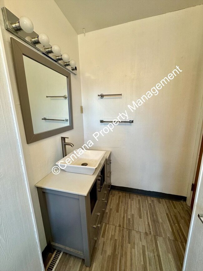 Building Photo - 2 Bedroom House on the Flats with a finish...