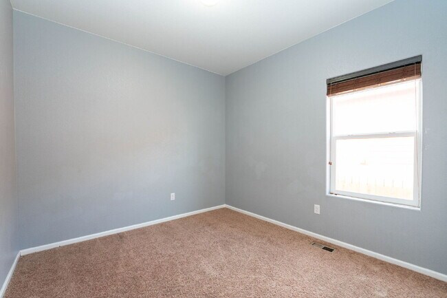 Building Photo - 575 Solano Dr