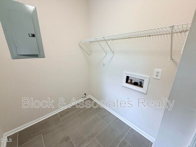 Building Photo - 200 Coachman Dr