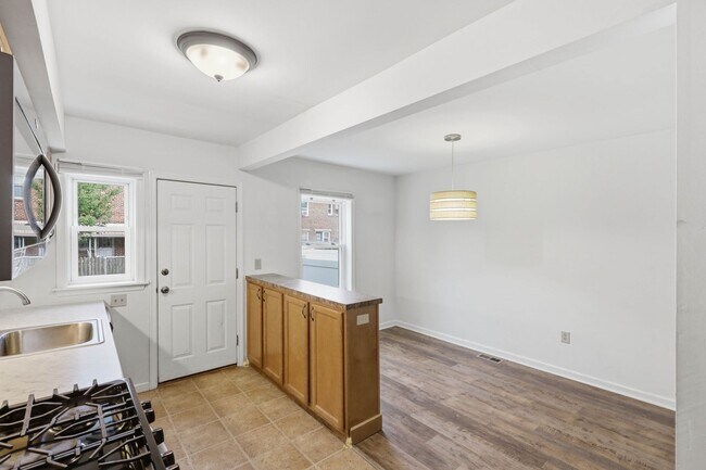 Building Photo - Cozy 2 Bedroom House Available Now!