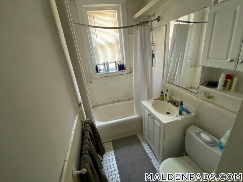 Building Photo - 170 Maple St