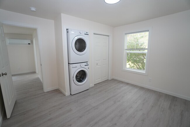 Building Photo - 1724 6th St S
