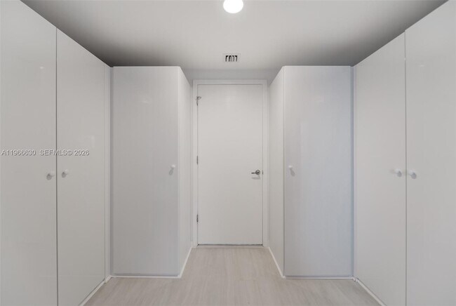 Building Photo - 1010 Brickell Ave