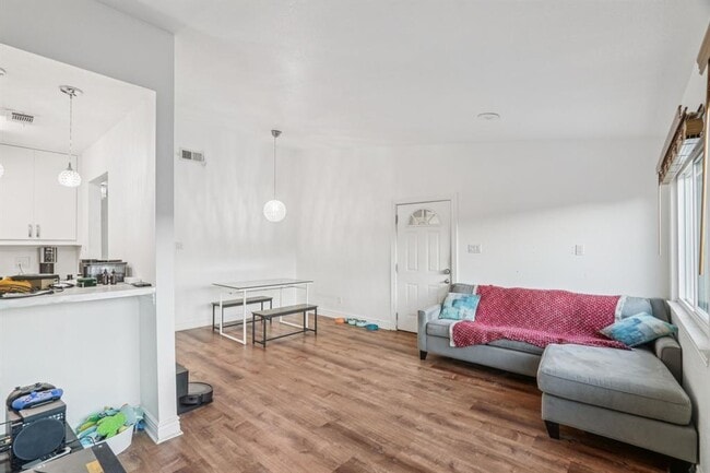 Building Photo - 5801 Thunderbird St