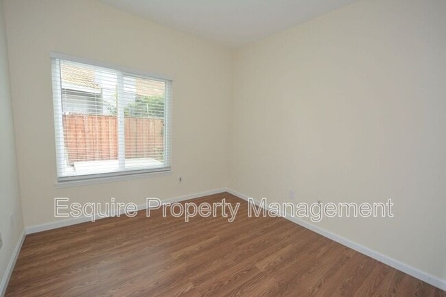 Building Photo - 1906 Kensington Ln