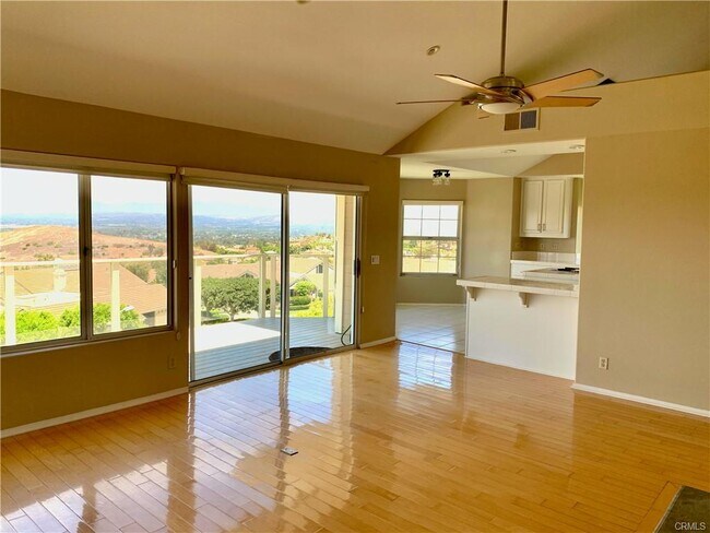 Building Photo - 6 Saros