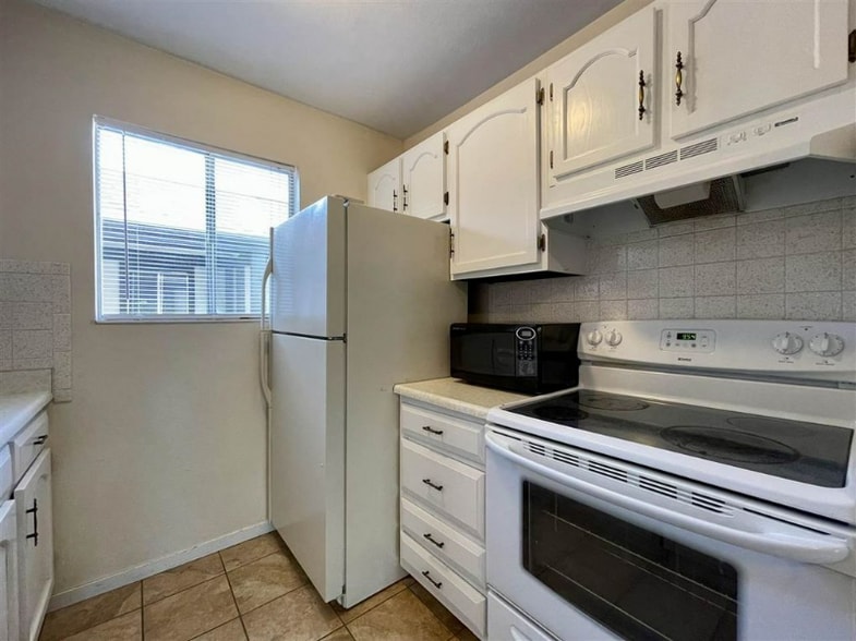 Building Photo - 3150 Lakeside Dr