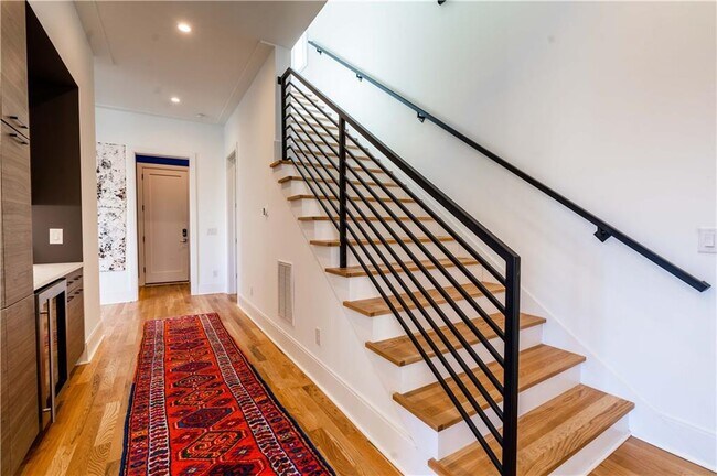 Building Photo - 522 Boulevard NE