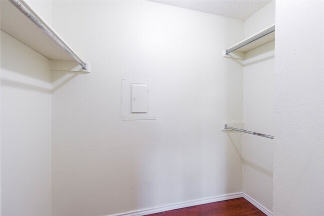 Building Photo - 5840 Spring Valley Rd