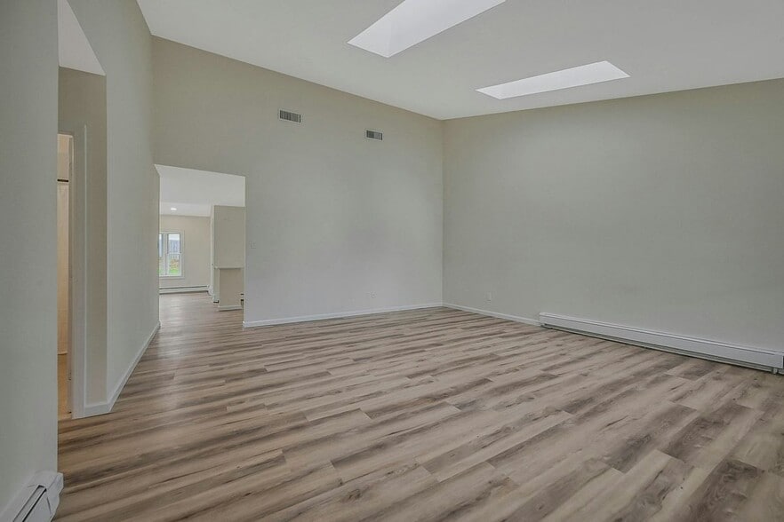 Building Photo - 21 Crater Lake Dr