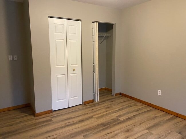 Building Photo - Spacious 3 bedroom 2 bath with 1 stall garage duplex outside city of Watertown for rent!