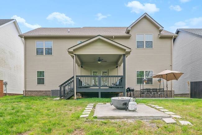 Building Photo - Modern 6-Bedroom Home with Open Layout & S...