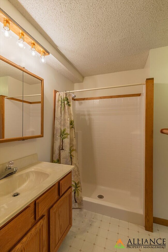 Building Photo - $300 OFF 1st MONTH'S RENT! Amazing, Spacio...
