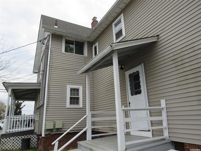 Building Photo - 721 S Wellwood Ave