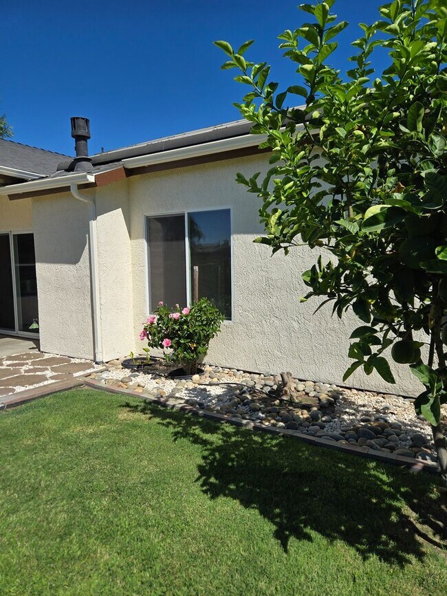 Building Photo - Beautiful 3 bedroom!