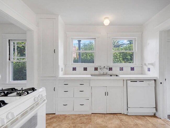 Building Photo - 1044 Manzanita St