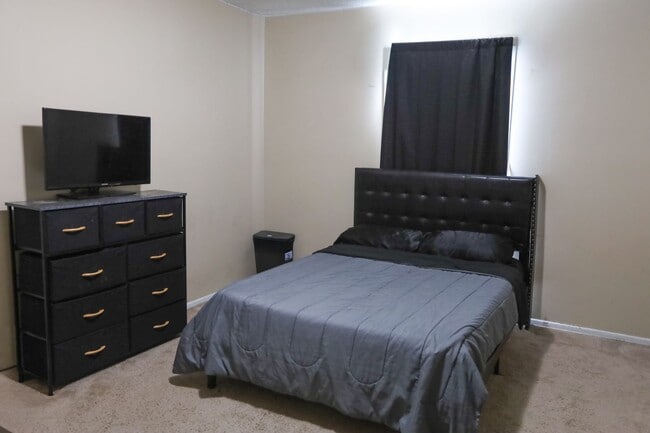 Building Photo - Townhome Beauty!