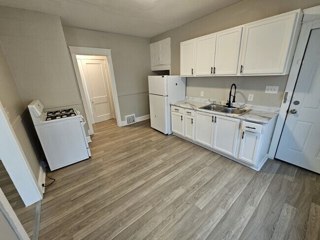 Building Photo - 2032 W 98th St