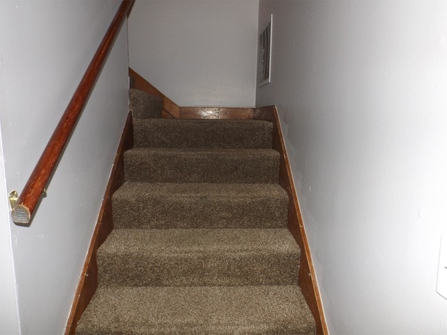 Building Photo - 860 N Lincoln St